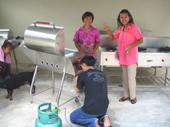 QF04: Happy ladies purchasing a grill